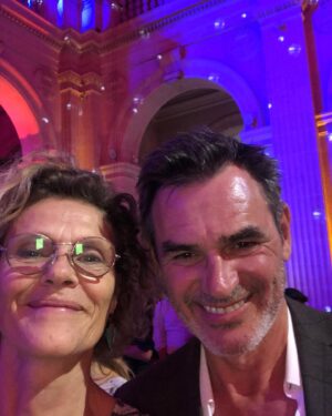 Jérôme Bertin Instagram - Retour de la juge Colbert ce jour sur TF1 a 13h50! Joie immense de retrouver ce personnage que j’aime trop ( oh ben ça alors ! Encore une grande gueule😝🥳 ) et mes chouettes camarades de jeu @jeromebertin @stephanehenon.actu @moondailly @lolamarois merci @alias_talents #comédienne #joie #plusbellelavieencoreplusbelle #plusbellelavie #tf1 🥳