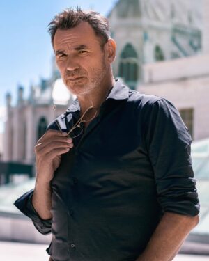 Jérôme Bertin Instagram - Avec ce temps grisâtre et pluvieux, j'avais envie de partager une photo avec un temps soit peu de soleil 🌤
Et parce que c’est la première soirée sans la quotidienne @pblvofficiel …

La série photo @jeromebertin est terminée! 
Elle vous a plu ?

Un réel arrive bientôt ! Stay tuned 🔥

#comedienfrancais #portraitcomedien #jeromebertin #pblv #nevers #shootingphotographer #comedi #aurorepouponphotographe