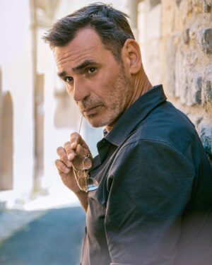 Jérôme Bertin Instagram - Avec ce temps grisâtre et pluvieux, j'avais envie de partager une photo avec un temps soit peu de soleil 🌤
Et parce que c’est la première soirée sans la quotidienne @pblvofficiel …

La série photo @jeromebertin est terminée! 
Elle vous a plu ?

Un réel arrive bientôt ! Stay tuned 🔥

#comedienfrancais #portraitcomedien #jeromebertin #pblv #nevers #shootingphotographer #comedi #aurorepouponphotographe