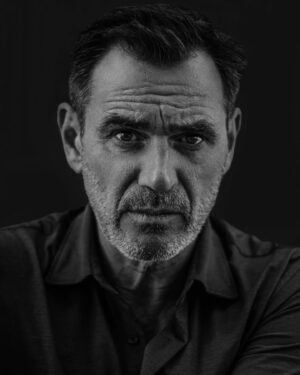 Jérôme Bertin Instagram - - Black & White - 
Je crois que c’est possiblement ma photo préférée du shooting! 
Et vous, la 1 ou la 2 ? 

#blackandwhitephotos #jeromebertin #pblvofficiel #comedi #comedien #acteurfrançais #photographefrance #freelancephotographers #freelancephotography #agencephoto