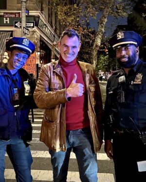Jérôme Bertin Instagram - #pblv avec les « collègues » new yorkais ;) #police #plusbellelavie @pblvofficiel