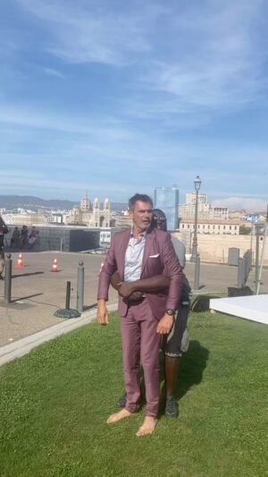 Jérôme Bertin Instagram - Quand l’assistant mise en scène est obligé de te ramener sur le plateau pour tourner. L’incroyable et adoré Jacques, alias @denzelfoxx, (que vous avez vu dans Bac nord). @pblvofficiel #plusbellelavie #france3 @newen_studios @groupe_telfrance #notreseriepreferee