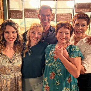 Jérôme Bertin Instagram - #pblv dernière scène avec « tous » les #nebout réunis. Quelle famille ! Merci pour tout l’amour que vous nous avez donné depuis plus de 10 ans. Et merci à mes divines partenaires @mariereache @marie_hennerez @laurie.bds et #elisabethcommelin. Éternellement reconnaissant. @pblvofficiel @newen_studios #telfrancesérie @france3
