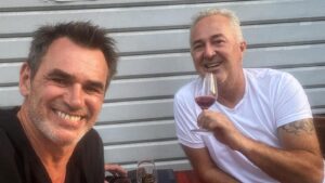 Jérôme Bertin Instagram - Avec mon pote @eldiablolito13 qui est descendu des #goudes pour boire un bon pinard aux @lesbuvards, ma cantine au #Panier. #lespotes #marseille