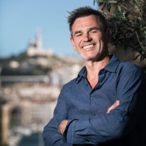 Jérôme Bertin Instagram - Bonjour 
Je vais très bien ;)
Je n’ai pas l’hépatite C, guérie depuis longtemps déjà. Merci de cesser de propager cette fausse nouvelle.
J’ai dû régler un problème héréditaire qui n’est pas une maladie cardiaque à proprement parler mais qui a été traité à l’institut de cardiologie. Tout ceci est derrière moi grâce aux merveilleuses équipes du Pr Leprince qui avait donné une deuxième vie à Charlotte Valandrey. Le Pr Lansac a fait un travail incroyable tout comme le service rythmologie du Pr Collet sous l’expertise d’Estelle Grandjbakhch
Je voulais simplement les remercier et dire toute l’admiration que j’ai pour eux qui travaillent dans des conditions encore plus dégradées depuis « l’affaire du vaccin » et les innombrables vagues du Covid qui ont fait perdre des gens précieux à l’hôpital public. Je ne comprends pas qu’on ne les fasse pas revenir, ces mêmes personnes que nous applaudissions tous les soirs pendant le premier confinement. À mes yeux ils restent des héros. Et l’hôpital a besoin d’eux pour renforcer les héros qui font tourner la machine. J’ai vu des personnes revenir après avoir effectué un service de nuit faute de personnel, sourire aux lèvres. Pour combien de temps ? Comme le disait un chef de service d’un hôpital d’île de France : « les soignants ne manifestent plus, ils se barrent ». Que fait-on aujourd’hui pour les retenir ? Vous voyez, je suis en pleine forme 

Ces fêtes de fin d’année resteront gravées dans mon cœur ♥️ c’est peut-être même un des plus beaux Noël de ma vie. Jamais je n’avais rencontré autant de héros !
Merci à ces héros du quotidien, pas assez mis dans la lumière. Merci à l’hôpital public qui reste un des meilleurs investissements de France, tellement envié dans le monde ! 
Bonnes fêtes !