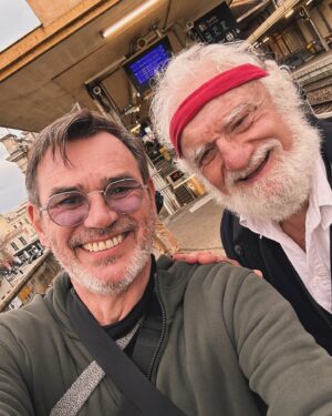 Jérôme Bertin Instagram - Rencontre avec le mythique #danielherrero. Quel plaisir pour le fan de rugby 🏉 que je suis. Môme je lisais ses livres pour connaître chaque club de France ! 🇫🇷 vive le #rugby !
