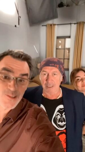Jérôme Bertin Instagram - #pblv ça part en vrille ou quoi ? Avec l’unique @lolamarois et le #pirate des plateaux @francois7861. Promis on va tenir jusqu’au bout. #mercilesfansdepblv @pblvofficiel #plusbellelavie @newen_studios @france3
