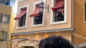 Jérôme Bertin Instagram - #pblv c’est ça ! Après 18 ans de succès populaire, les quelques 600 personnes qui faisaient tourner la machine se retrouvent sur la place du Mistral, devenue la plage du Mistral en quelques instants. Virés mais fiers d’avoir écrit un morceau de l’histoire de la télé française, les premiers, qui ne seront jamais égalés. À jamais les premiers ! Regardez, chacun de ces visages a contribué à faire accepter le mariage pour tous, redit ce qu’est la laïcité, la trisomie, alzheimer et tellement d’autres sujets. Plus belle la vie parle de la France à la France. En plus c’était la plus belle école de cinéma de France. Tellement de personnes y ont appris leur métier et l’efficacité ! FIN … Merci @besson.hubert, @michelledelarochefoucauld #christinecoutin, @france3, #telfrance et toutes ces merveilleuses équipes qui pleuraient hier soir leur fierté d’avoir fait Plus belle la vie. #merci #ajamaislespremiers @pblvofficiel @newen_studios
#jadoreminjob