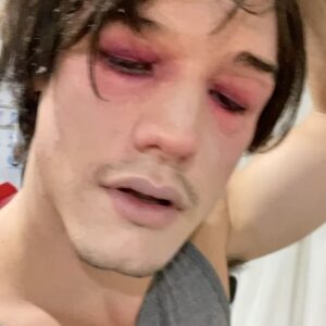Jerónimo Bosia Instagram - *CHE NADA, re mal que no nos  ganamos el oscar por make up y mejor peli ( CASI ME ECHAN LITERAL)

*gracias por tantos SALUDOS POR MI CUMPLE 🎉 LOS AMO! Me hiceron un dibujo ecléctico y disperso como yo en una constelación de toda mi vida que es hermoso.

*LA PRIMER MAÑANA CON 28 en CALZONES QUE DORMÍ EN EL SILLON POR QUÉ A VECES PASA.

*Ultimo cuadro que pinte por que es saludable Y lo que yo llamo “EL ENCHASTRE NECESARIO 

@dcshoes_argentina  SIEMPRE PRESENTE ACOMPAÑANDO MI PASIÓN POR LA PATINETA 🛹 #skaeordie 

-

SE VIENE UN AÑO CON COSAS NUEVAS ASÍ QUE GRACIAS AL UNIVERSO ❤️😘🙏 acuérdense que la vida es #metafisica