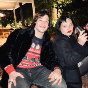 Jerónimo Bosia Instagram - hoy es el cumple de mi extension femenina del genoma humano, mi querida hermana y compañera de viajes, diálogos, y experiencias. De más chicos éramos como bart y lisa, y nos peleábamos todo el tiempo por que en la Infancia hay un juego de ocupar la atención de los padres y una cierta rivalidad sin sentido (igual siempre dejé en claro que SOLO YO PUEDO MOLESTAR A MI HERMANA LOS DE AFUERA SON BOLETA🫵🏻), pero hoy que ya somos gente grande, uno entiende desde otra perspectiva el valor de la hermandad y la familia. ¡Que seas muy feliz y que nada  ni nadie apague tu luz ! @verabosia 🥂👸