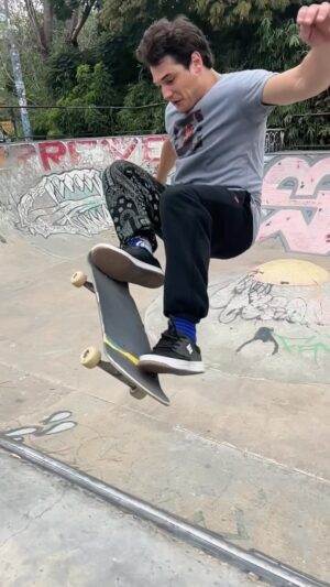 Jerónimo Bosia Instagram - Dame un ratito de libertad antes de que llueva 🛹🫰🏻

@dcshoes_argentina 

📲 @lucas40d 🔥