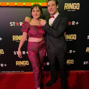 Jerónimo Bosia Instagram - hoy es el cumple de mi extension femenina del genoma humano, mi querida hermana y compañera de viajes, diálogos, y experiencias. De más chicos éramos como bart y lisa, y nos peleábamos todo el tiempo por que en la Infancia hay un juego de ocupar la atención de los padres y una cierta rivalidad sin sentido (igual siempre dejé en claro que SOLO YO PUEDO MOLESTAR A MI HERMANA LOS DE AFUERA SON BOLETA🫵🏻), pero hoy que ya somos gente grande, uno entiende desde otra perspectiva el valor de la hermandad y la familia. ¡Que seas muy feliz y que nada  ni nadie apague tu luz ! @verabosia 🥂👸