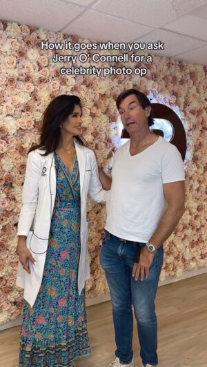 Jerry O'Connell Instagram - Apparently it’s @mrjerryoc ‘s world & we’re just living in it! 🤪🤗 #jerryoconnell #photoop #imgonnagetasoloshot #kuwtk #officehumor #drannaguanche