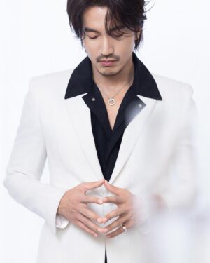 Jerry Yan Instagram - 新年快樂🎉✨𝓗𝓪𝓹𝓹𝔂 𝓝𝓮𝔀 𝓨𝓮𝓪𝓻✨
🌹Wish everyone has a prosperous 2024🌹#言承旭