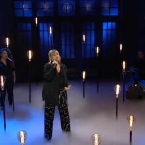 Jeslyn Gorman Instagram - ✨Bucket List Moment✨
Last night on Saturday Night Live with @taylorswift @davidcook88 @melanienyema @mattbillingslea and the legend himself - Lenny Pickett 🎷 was undoubtedly one for the books. Wow 🙈🥰🙏🏼 SNL!!