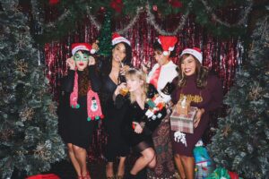 Jeslyn Gorman Instagram - #FBF Can we do December all over again, please? Thanks. 🎄🥰
Hope you all had a warm and loving Christmas this year! Blessings to you all as we walk into this new DECADE. (what?!) See ya there! 🙏🏼😘 Love.