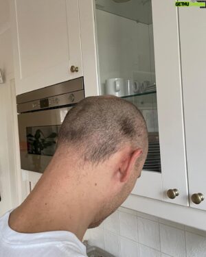 Jesper Rönndahl Instagram - 1. när jag klippte mig själv när jag var 8*
2. när jag klippte mig själv när jag var 42**
* dagen efter skulle vi ta passfoto så såhär såg jag ut i passet i fem år
**såhär såg jag ut i två dagar innan Marie såg det