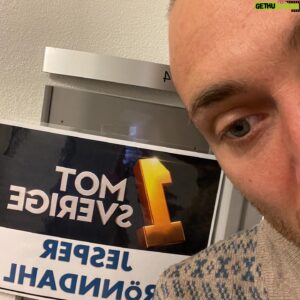 Jesper Rönndahl Instagram - Vet inte varför det blev spegelvänt men ni kan titta på SVT1 ikväll för det är live och programmet heter tydligen Tom 1 Egirevz och han populära turkmenen Repzej Lhadnnör är med.