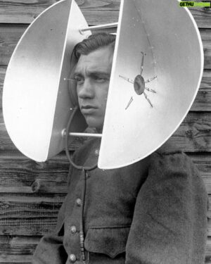 Jesper Rönndahl Instagram - Och nu: teknikhistoria! Mellan typ 1916 och 1940 var man tvungen att lyssna efter stridsflygplan om man skulle ha en chans att upptäcka dem i tid. Chansen att det hjälpte var ganska liten, men däremot var risken nästan hundraprocentig att man såg lite dum ut.
