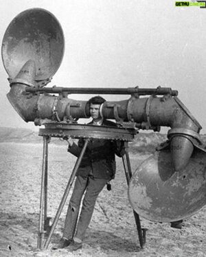Jesper Rönndahl Instagram - Och nu: teknikhistoria! Mellan typ 1916 och 1940 var man tvungen att lyssna efter stridsflygplan om man skulle ha en chans att upptäcka dem i tid. Chansen att det hjälpte var ganska liten, men däremot var risken nästan hundraprocentig att man såg lite dum ut.