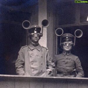 Jesper Rönndahl Instagram - Och nu: teknikhistoria! Mellan typ 1916 och 1940 var man tvungen att lyssna efter stridsflygplan om man skulle ha en chans att upptäcka dem i tid. Chansen att det hjälpte var ganska liten, men däremot var risken nästan hundraprocentig att man såg lite dum ut.