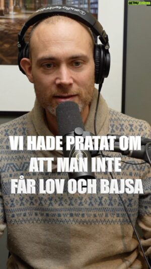 Jesper Rönndahl Instagram - 🚨 HATAD AV HELA KINA ? 🇨🇳🤬

2018 gjorde Jesper Rönndahl ett satiriskt inslag om kinesiska turister i programmet Svenska Nyheter. 
Detta ledde till att Kinas ambassad gick ut och tok-sågade programmet, Jesper kom att bli spammad av en kinesisk trollfabrik medan Sverige och Kinas relation blev för ett tag anspänd. 
Mina damer och herrar, komedins inflytande 😍
 Ett fantastiskt roligt avsnitt om just komedi. Länkat i min bio! 💫 #framgångspodden #komedi #svenskhumor #humor #satir #svenskanyheter