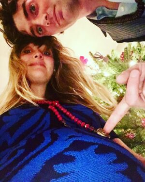 Jess Weixler Instagram - Happy Holidays from the Brocklebank bunch! 🎄(feelin and walkin like a very lucky duck) Onward with all the merriment! 🥰