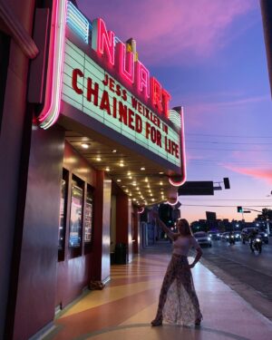 Jess Weixler Instagram - And then this happened!?!! I feel like I’m Brad Pitt. #chainedforlife @kinolorber Playing now ⛓⛓@nuarttheatre