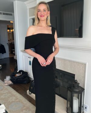 Jess Weixler Instagram - About last night ✨So happy to be in the room! I love you actors ❤️ Inspired by your work every day.
@jessicachastain friends for life. 
@sagawards @sagaftra 
Styled by @jaredengstudios 
Dress @saiidkobeisy 
Earrings @hanut101 
Rings @kallatijewelry @doraziopr 
Shoes @andreawazen 
Clutch @rodofirenze