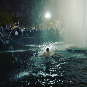 Jess Weixler Instagram - Washington Square Park (Our POD stayed 6 feet away) ❤️ oh life (weekend with the girls) @jessicachastain @shanenburger 📸 @d_pizzi