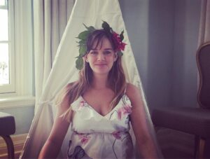 Jess Weixler Instagram - My friends... ugh my friends 🥺😭they threw me the most gorgeous/adorable baby shower. Epic cuteness, safari themed and all. I love you guys. I feel so filled to the brim with all your words whispered into my ear. @nicolebayme (who decorated the extravaganza) is missing from the group pic because Phoenix was owed her nap. ❤️❤️❤️ (thank you for pulling all this together @jessicachastain @nicolebayme @mamabirdorganics @shanenburger @thepamrobison ) Baby “B” for Brocklebank