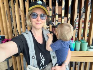 Jess Weixler Instagram - The 103rd day of our strike. #sagaftrastrike #sagaftrastrong . We need a fair deal to support our families. Reaching the minimum to receive health insurance has been a personal struggle for years. The time for change is now.
Solid photobomb by @lafleurjennifer at the picket line refuel stop
