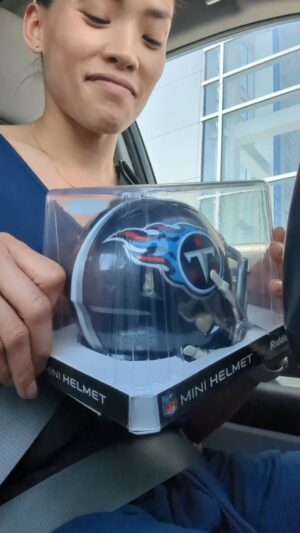 Jessalyn Wanlim Instagram - I know everything about football! Thanks @titans for helping raise money for my son's school🤍
#nfl #footballwives #schoolfundraiser #titanup #jefferysimmons