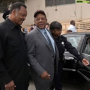 Jesse Jackson Instagram - A true GIANT and a true friend. I admired him, greatly. Willie Mays will live as long as we remember him. He was an MLB Hall of Famer center fielder. The “Say hey kid”  was also a two-time NL MVP (1954 and 1965), a 24-time All-Star (he won the All-Star Game MVP in 1963 and 1968), and won 12 Gold Glove Awards in center field. He led the league in home runs four times, stolen bases four times, slugging percentage five times, total bases three times and triples three times. He was awarded the Presidential Medal of Freedom in 2012. May he rest in heavenly peace. 🙏🏽🕊️🥎