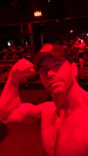 Jesse Kove Instagram - Getting after it at @barrys Nashville with my brotha @brian.maierhofer 🏃🏻👊🏻🔥

Hit level 16 on the tread my fastest yet? What motivates you?