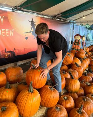 Jesse McCartney Instagram - Never too old for a pumpkin patch 😜🎃 👻