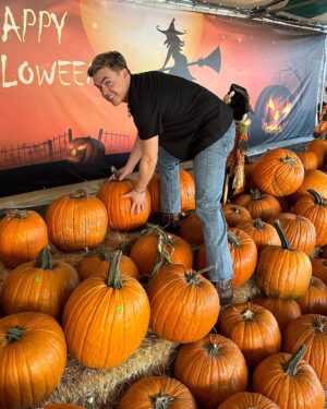 Jesse McCartney Instagram - Never too old for a pumpkin patch 😜🎃 👻