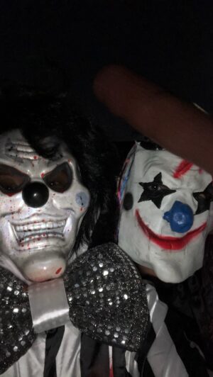 Jessica Aguilar Instagram - Throwback to Halloween hilarity with these clowning around lovers. Old scares, new laughs! 
🤡🧡
Dos payasas haciendo payasadas, divirtiéndose y amándose. ¡Viejos sustos, nuevas risas! 
✌🏽🫶🏽💀
.
.
.
.
.
.
#TBT #HalloweenFun #Payasadas #Amor 👻