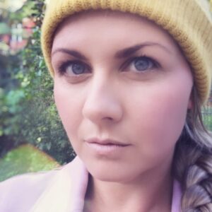 Jessica Boehrs Instagram - And the sun took a step back, the leaves lulled themselves to sleep and fall was awakened... 

#autumn #selfie #yellow #beanie