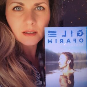 Jessica Boehrs Instagram - ⭐️ „Freiheit in mir“ von Gil Ofarim - 
ab morgen erhältlich! ⭐️ 

Lieber Gil - 
was bin ich froh, dass Du Dich über She-Ras anfängliche Bedenken, dieses Buch zu schreiben, hinweg gesetzt hast! 
Du sprichst klar aus, an welche Grenzen Künstler und andere Freischaffende geraten, physisch und meist psychisch und machst mit Deinen Worten ganz viel Mut und gibst Hoffnung. So viele Deiner Schilderungen habe ich selbst erlebt, ich hab mich in Deinen Gedanken erkannt und Deine Zeilen haben direkt ins Herz getroffen. 
Wenn man mehr als einmal an dem Punkt angekommen war, an dem Du nicht weiter weißt, ist es wahrlich schwer, trotzdem wieder und wieder aufzustehen... nicht unterkriegen lassen! Immer mit dem hilferingenden Gedanken, dass das Leben einem doch nur so viel zumuten darf, wie man wirklich verkraften kann. Beizeiten ist es so verdammt schwierig, sich den Optimismus zu bewahren und den Glauben an den guten, richtigen, für Dich bereiteten Weg nicht zu verlieren. Manchmal gibt es scheinbar kein Vor noch ein Zurück. Und was tut man da? Man liest ein Buch wie Deins!
Als Mama und Schauspielerin, als sensibler, neugieriger, verantwortungsvoller und kreativer Mensch konnte ich mich voll mit Deinen Erfahrungen identifizieren. Ich habe mich von der Art, wie Du mit Schicksalsschlägen umgehst, aufgefangen gefühlt. Niemand ist allein mit seinen Sorgen! Daher kann ich Dein neuestes Werk uneingeschränkt weiterempfehlen und bin schon sehr gespannt, was Du Tausendsassa als nächstes anpackst. Fühl Dich fest gedrückt! 

@gilofarim @murmel1975 @droemerknaur #lesen #freiheitinmir #rezension #