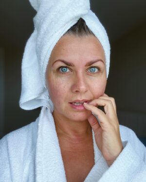 Jessica Boehrs Instagram - Life is like a bath. The longer you're in it, the more wrinkled you get.
 
#nomakeup #gettingready #lifequotes