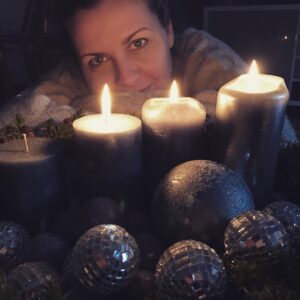 Jessica Boehrs Instagram - May you have a beautiful Christmas time filled with joy, laughter and cosiness! 

#third #advent  #three #candles #christmastime