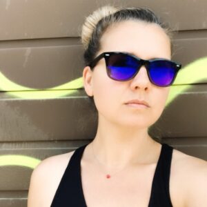 Jessica Boehrs Instagram - Ich bin übrigens Weinkenner. Wenn ich Wein trinke, merke ich sofort: Aahh, Wein.

#picoftheday #iwearmysunglassesatnight #coolkid #ilikewine