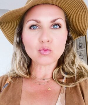 Jessica Boehrs Instagram - Kiss me if I'm wrong... but dinosaurs still exist, right?

#dinosaurs #question #kissme #kissmeagain