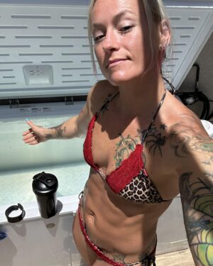 Jessica Borga Instagram - Make sure to post yourself however you want to or feel fit to, on YOUR social media! 
Listen, people are gonna talk about you regardless. Internet trolls will always project their own insecurities and unhappiness by doing so. 
I will always be completely comfortable posting myself without filters and perfectly fine with all my imperfections! We all have them. I own them and have completely excepted me without filters and all that lol which they will always talk about, if you choose to do so that way, too lol. So point is to post whatever you want, however you want to do it! Except yourself and your imperfections ❤️ Be thankful for the trolls lol they help your algorithm 😜