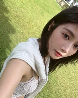 Jessica Chan Yee Chun Instagram - 人在泰國
昨晚十一點電話就收到很多句生日快樂
一頭霧水然後才想起泰國跟香港有時差
印象中是第一次在外地過生日
本以為可以大吃特吃
結果到埗第一天就喉嚨痛加感冒
我去Big C買的不是零食而是通鼻劑和穿心蓮藥
現在不知道想聽生日快樂還是早日康復😷❤️‍🩹