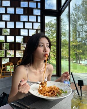 Jessica Chan Yee Chun Instagram - 人在泰國
昨晚十一點電話就收到很多句生日快樂
一頭霧水然後才想起泰國跟香港有時差
印象中是第一次在外地過生日
本以為可以大吃特吃
結果到埗第一天就喉嚨痛加感冒
我去Big C買的不是零食而是通鼻劑和穿心蓮藥
現在不知道想聽生日快樂還是早日康復😷❤️‍🩹