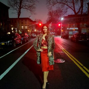 Jessica Clark Instagram - Midnight in Brooklyn w/ my @rubys_ink ❤🤟🏽

📸 @rubys_ink

#photooftheday #ladyinred