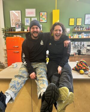 Jessica Fostekew Instagram - Ooooo I’ve been WAITING for this one!!! Brand new episode out today with DREAMGUEST and brother from another mother the awesome @lagomchef 

Ready your laughing gills and your note section this man is MADE of treasure 

🍕🔪🥝🥝 🍺 🍞 🍌 🧅 🍄 🫑 🌬️ 🍳 🐻 ✈️ 🧈🧀 🥶 🇸🇪 🥔 🍔 🍷 📦 🇫🇷 🥕 🫚 🥩 🍋 🦷 🍕 🛖 🪖

👂🏿👂🏾🦻🏼podfollow.com/hoovering