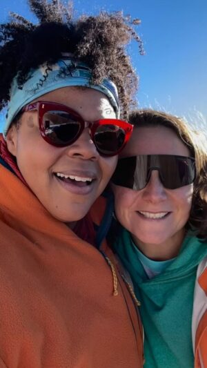 Jessica Fostekew Instagram - I was lucky enough to get the most scared I’ve ever been and do it on 📺 AND HAVE IT BE WORTH IT. Me and the glorious @destheray drove a car called Hank up the Colorado rockies in the brand new series of #worldsmostdangerousroads 

🏔️🥶🚙 🫶🏻📺

Here are some of the things we saw and did 🤯 

But our episode and actually the whole series has dropped now on @uktvplay 

🔗 in bio in my 🔗🌴 or here: https://uktvplay.co.uk/shows/worlds-most-dangerous-roads/watch-online